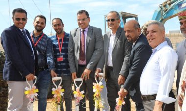 وزير الزراعة والري والثروة السمكية يضع حجر الأساس لمشروع إعادة تأهيل مركز إنزال الشحر السمكي