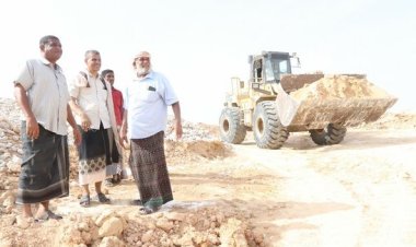 انتقالي غيل باوزير يقوم بعملية كبس  حفرة الموت التي تسببت بغرق شابين