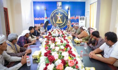 اللواء بن بريك يلتقي عدداً من مشايخ المنطقة الوسطى في محافظة أبين