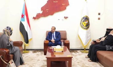 اللواء بن بريك يطلع على نشاط مؤسستي نور السلام وأسرتي لرعاية الطفل والأسرة