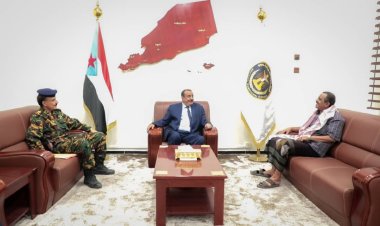 اللواء بن بريك يناقش الوضع الأمني في محافظة أبين