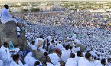 حجاج بيت الله في عرفات لتأدية ركن الحج الأعظم