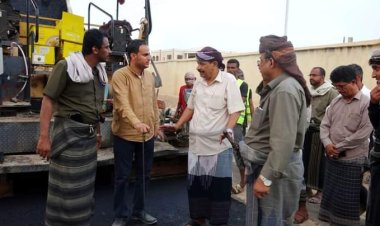 القائم بأعمال المحافظ يدشن أعمال الاسفلت في مشروع شق وسفلتة شارع الادارة المحلية بمدينة عتق