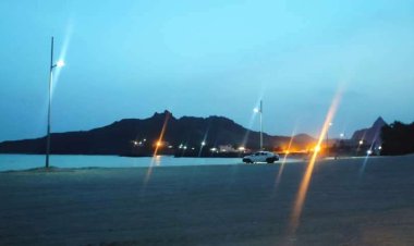 مدير عام البريقة " الشوبجي " يُنِير الشاطئ الأزرق ( أشيد ) بالطاقة الشمسية