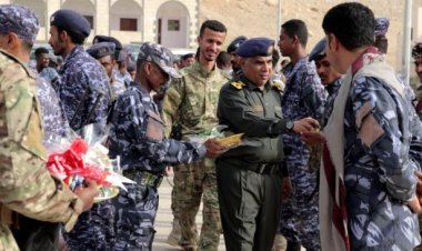 العميد المنهالي يتفقد معسكر الأمن والشرطة والإدارات والوحدات الأمنية لتهنئة منتسبيها بعيد الأضحى المبارك