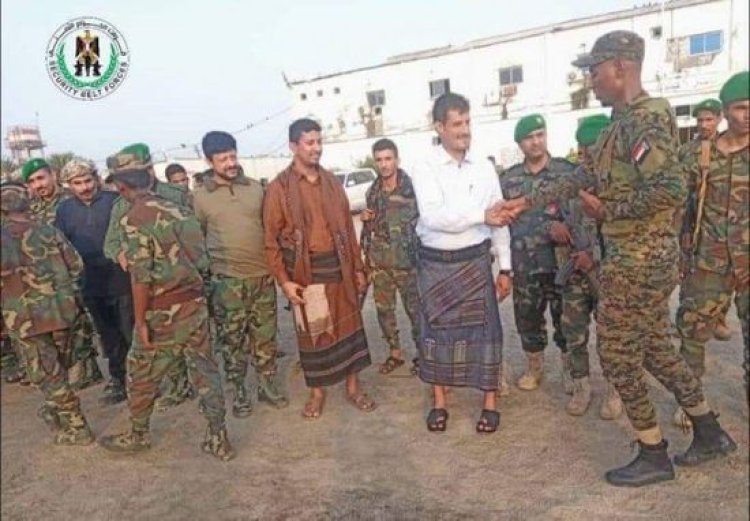 قائد حزام عدن يتفقد النقاط الأمنية بأول أيام العيد
