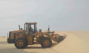 تمهيد طرق عدن بإزالة الكثبان الرملية