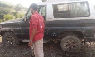 مسيرة حوثية تستهدف مركبة مدنية لأحد المواطنين شمال غرب الضالع .