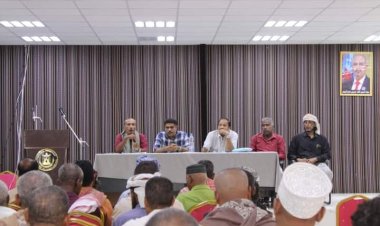 المحمدي يلتقي رؤساء المراكز بالمكلا في إطار الاستعدادات للمهرجانات الجماهيرية بيوم الأرض