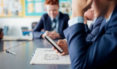 هولندا توصي بحظر الهواتف في الفصول المدرسية