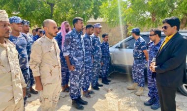 العميد بايعشوت يشدد على أهمية اليقظة الأمنية لمراكز أمن مدينة المكلا