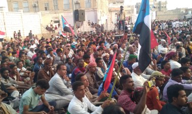 آلاف الجنوبيين يحتشدون في غيل باوزير إحياءً بيوم الأرض.