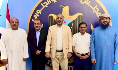 صورة جديدة للرئيس الزُبيدي برفقة نوابه