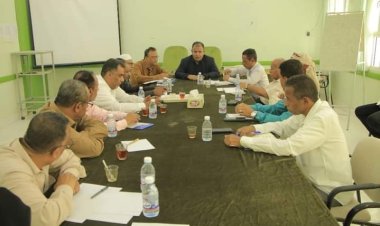 برئاسة الوكيل العامري مجلس إدارة هيئة مستشفى سيئون العام يناقش عدد من المواضيع المرتبطة بعمل الهيئة ومطالبات العاملين فيها.