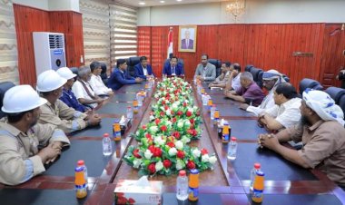 محافظ المهرة يكرم موظفي منشاة نشطون ومؤسسة موانئ البحر العربي لجهودهم في سحب البترول من السفينة الجانحة.