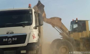 مؤسسة الطرق بالمهرة تبدأ في إزالة الكثبان الرملية من خط نشطون – سيحوت.