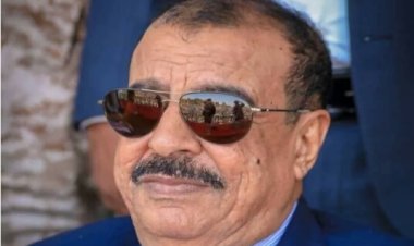 اللواء بن بريك يُعزَّي العميد عبدالرحمن المحرمي بوفاة عمته.