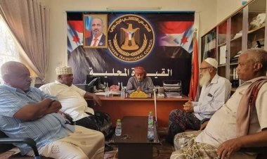 رئيس انتقالي سيئون يلتقي بالمناضل الشيخ عمر بخضر ويشيد برصيده النضالي بحضوره في الفعاليات والمسيرات لمناصرة القضية الجنوبية