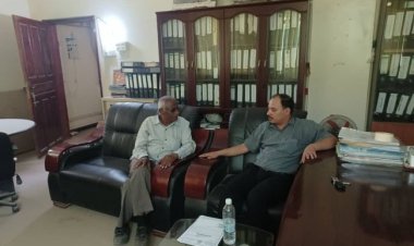 وكيل محافظة الضالع يناقش مع مدير عام مكتب الزراعة والري بالمحافظة الية النهوض بقطاع الزراعة