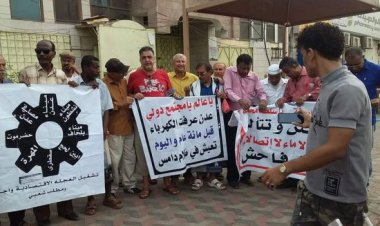 وقفة احتجاجية لنجوم كرة معتزلين في عدن تنديدا بحرب الخدمات