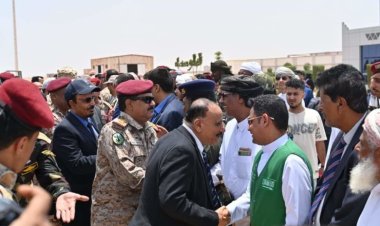 وزير النقل ومحافظ المهرة يدشنان أولى رحلات الخطوط الجوية اليمنية من مطار الغيضة الدولي