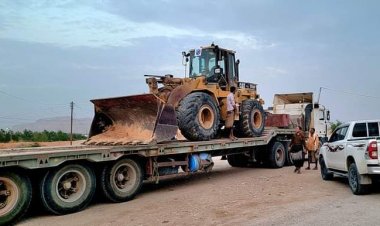 المؤسسة العامة للطرق والجسور شبوة تعزز فريق عملها الميداني بمعدات إضافية لإزالة الرمال من على طريق عتق المكلا.