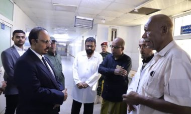 محافظ حصرموت يتفقد هيئة مستشفى ابن سيناء ويستمع الى مطالب طواقمها الطبية والفنية والإدارية