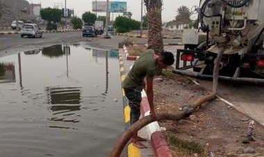 مأمور صيرة يطّلع على أعمال شفط مياه الأمطار بالمديرية