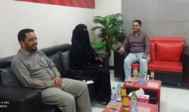 المديران العامان للإدارة العامة لبحوث التنمية الإدارية والتدريب بحضرموت يلتقيان مدير الخدمات بالعون للتنمية