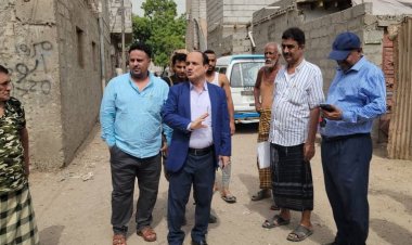 مأمور دار سعد يسلم مشروع إعادة تأهيل عدد من الممرات الخلفية في حي الوحش بالمنطقة الغربية.