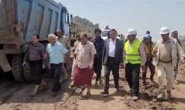 محافظ الضالع يتفقد سير العمل في مشروعي طريق الازارق وجحاف