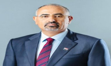 الرئيس الزُبيدي يُعزَّي اللواء محمد هيثم قاسم بوفاة والدته