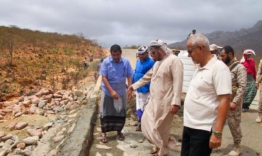 محافظ سقطرى يتفقد مشاريع تأهيل الطرق المتضررة من السيول