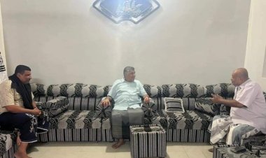 العميد المنهالي يزور العقيد عبدالله الدقيل بعد إجرائه عملية تركيب دعامات للقلب