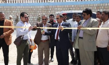 محافظ حضرموت يفتتح مشروع اعادة تأهيل موقع الإنزال السمكي بالمكلا “المشروع السمكي الرابع”