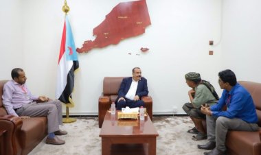 اللواء بن بريك يطلع على سير العملية التعليمية بكلية التربية لودر.