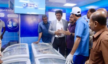 المدير العام للمكلا يفتتح مركز شركة بروم للأسماك بالمدينة