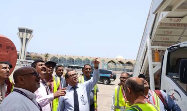 رئيس مجلس إدارة الخطوط الجوية اليمنية يتفقد مطار عدن عقب الرياح الشديدة