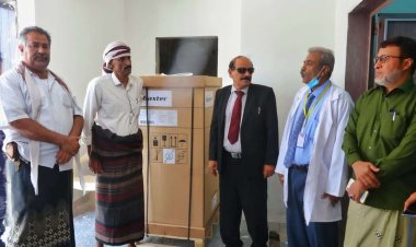 بتكلفة تزيد عن 128 الف دولار تسليم سبعة اجهزة جديدة مع اسرتها لمركز غسيل الكلى بمدينة عتق بشبوة.