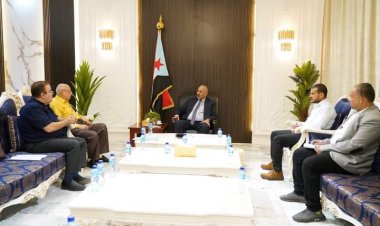 الرئيس القائد عيدروس الزُبيدي يطّلع على الصعوبات التي تواجهها المؤسسات الصحفية بالعاصمة عدن.