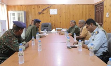 العميد المنهالي يعقد لقاءً مع مديري عام وأمن مديرية الريدة الشرقية وقصيعر لمناقشة خطط إنشاء وتطوير مباني عدد من الإدارات الأمنية.