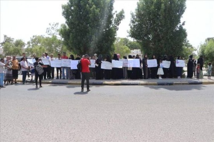 وقفة احتجاجية للمطالبة بمنع حمل السلاح في العاصمة عدن