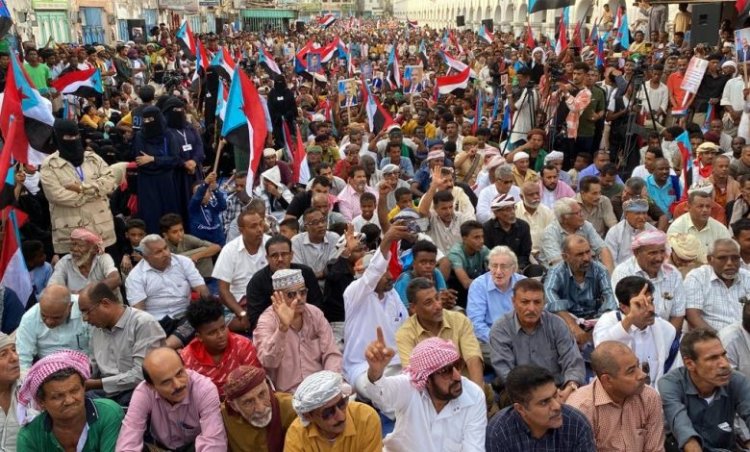 المتظاهرون في فعالية يوم الأرض بساحة الحرية بالمكلا يطالبون بدولة الجنوب.