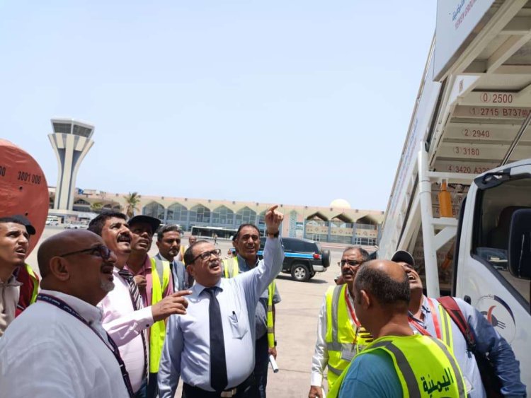 رئيس مجلس إدارة الخطوط الجوية اليمنية يتفقد مطار عدن عقب الرياح الشديدة