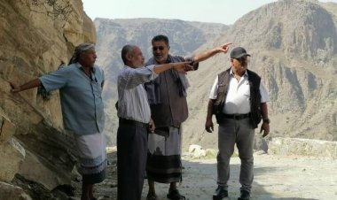 وفد من الصندوق الاجتماعي للتنمية يقوم بزيارة استهداف عقبة درعة الرابطة بين مديريتي الحد ولبعوس بيافع.