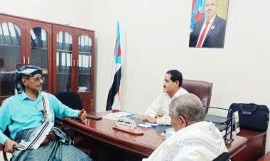 رئيس انتقالي أبين يناقش مع مدير عام زنجبار سبل التعاون مع لجنة متابعة الخدمات في المديرية