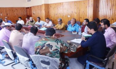 مدير عام البريقة يشدد على العمل بروح الفريق الواحد والإسراع بمعالجة مشاكل المواطنين وتحسين الخدمات