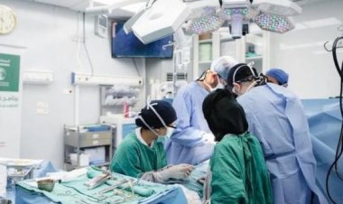 فريق طبي يجري جراحات قلب بالمكلا