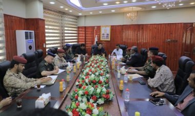 محافظ المهرة يترأس اجتماعاً لقيادات الوحدات العسكرية والأمنية بالمحافظة