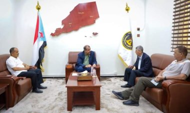 اللواء بن بريك يناقش مع رئيس الغرفة التجارية السُبل الكفيلة بتسهيل عمل المستثمرين في العاصمة عدن.